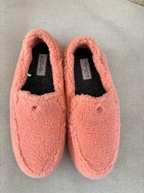 Olukai Nohea HEU Cozy Sherpa Slippers in Coral